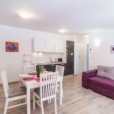 Taja Apartment *