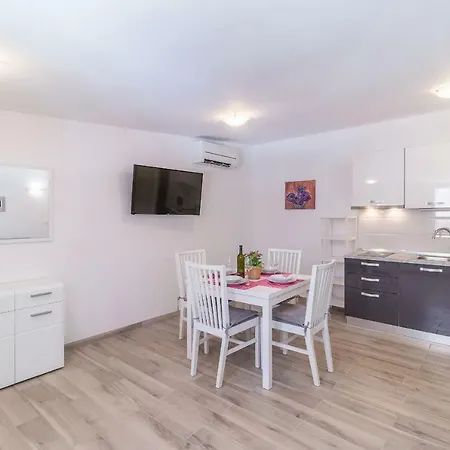 Taja Apartment Liznjan